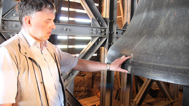 Mesner Andreas Turner zeigt den Riss in der großen Glocke, die im Nordturm hängt. Sie wiegt 5,4 Tonnen. Wegen dieser Beschädigung wird ...