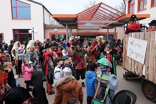 Bild 8: &bdquo;Göhrelöchner &ndash; Hopp, Hopp&ldquo;: Bilder von Schülerbefreiung und Rathaussturm in Kluftern