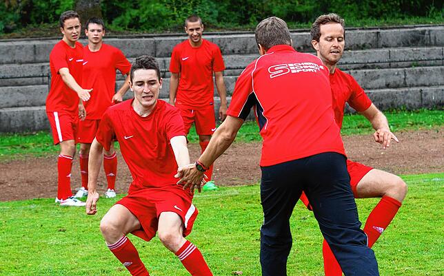 Verboten: Übungen wie diese – hier ein Archivbild vom FC RW Weilheim – sind wegen der auch im Sport geltenden ...