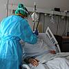 Waschen, anziehen, füttern &ndash; im Corona-Pflegebereich 23 im Klinikum Friedrichshafen brauchen viele Patienten &ndash; je nach Alter ...