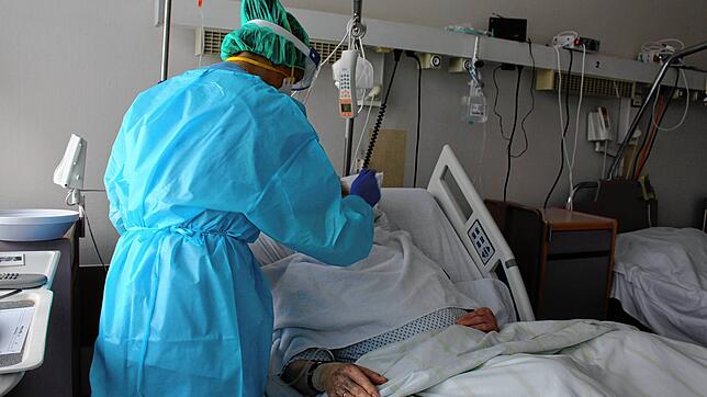 Waschen, anziehen, füttern &ndash; im Corona-Pflegebereich 23 im Klinikum Friedrichshafen brauchen viele Patienten &ndash; je nach Alter ...