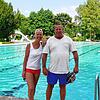 Die Schwimmmeisterin Rita Assire und der Rettungsschwimmer Peter Bauer sorgen im Familienbad Hilzingen für Sicherheit.