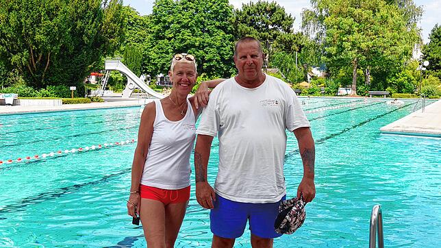 Die Schwimmmeisterin Rita Assire und der Rettungsschwimmer Peter Bauer sorgen im Familienbad Hilzingen für Sicherheit.