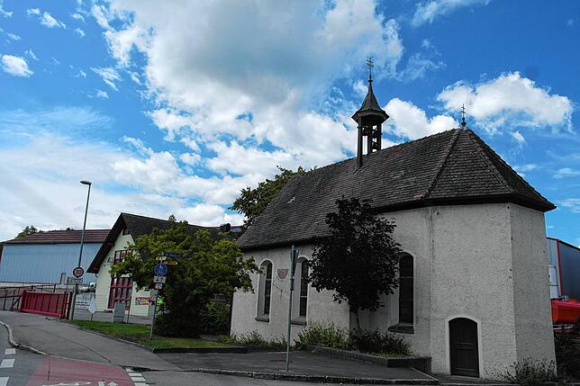 Den Ortsteil Neuhaus prägen vor allem gewerbliche Gebäude. Die Kapelle St. Georg gehört zu den historischen Gebäuden.
