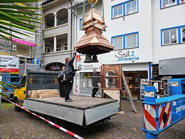 Bild 2: Der neue Glockenturm ist da! Historische Konstruktion frisch renoviert und wieder an Ort und Stelle