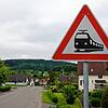 Achtung Bahnübergang! Ein Schild weist an der Berlingerstraße in Hindelwangen auf den unbeschrankten Bahnübergang hin. Züge müssen ...