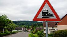Achtung Bahnübergang! Ein Schild weist an der Berlingerstraße in Hindelwangen auf den unbeschrankten Bahnübergang hin. Züge müssen ...