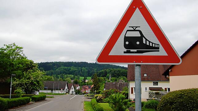 Achtung Bahnübergang! Ein Schild weist an der Berlingerstraße in Hindelwangen auf den unbeschrankten Bahnübergang hin. Züge müssen ...