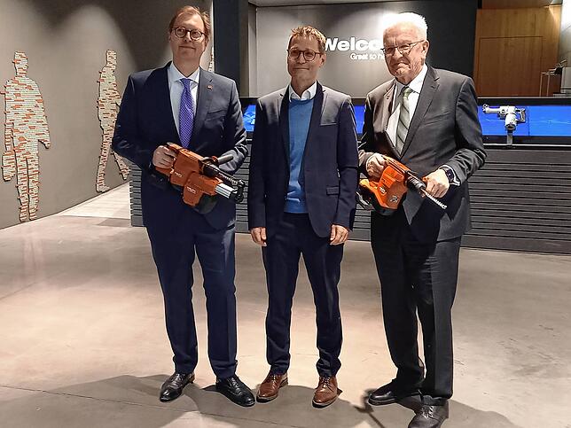 Von Links: Michael Flügger, deutscher Botschafter in der Schweiz, Thomas Hillbrand, Mitglied der Konzernleitung bei Hilti und MP ...