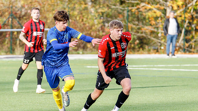 Nico Kroh vom FC Königsfeld (rechts), hier im vergangenen Jahr in der Partie gegen die SpVgg F.A.L. (Erik Boan Cesar), hat es in unsere ...