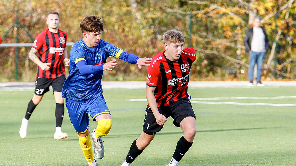 Nico Kroh vom FC Königsfeld (rechts), hier im vergangenen Jahr in der Partie gegen die SpVgg F.A.L. (Erik Boan Cesar), hat es in unsere ...
