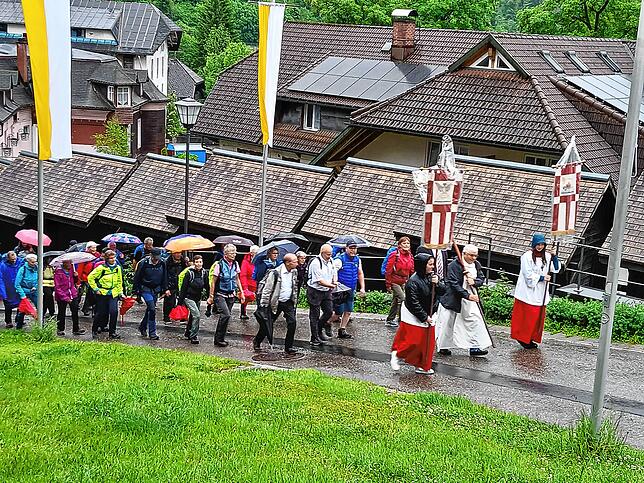 Pilgerzug von Hornussen nach Todtmoos. Nach 42 Kilometern erreichen die Pilger angeführt vom Wahlfahrtpriester die Wallfahrtskirche ...