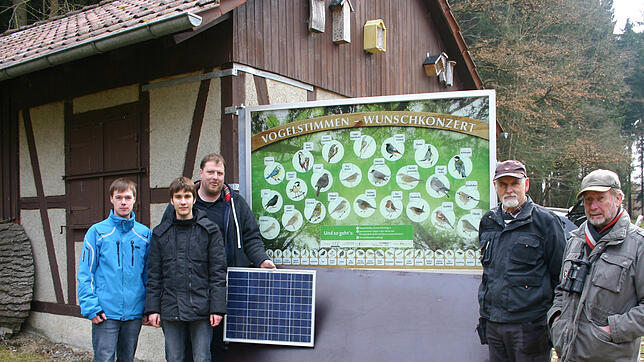 An der Vogelstimmentafel, die Helfer von links: Hannes Funk und Simon Rühle, damals Studenten am Schülerforschungszentrum Bad Saulgau, ...