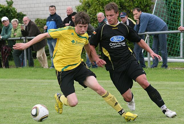 Verflixt lang her: Manuel Berger (links, gegen Boris Tabel) im Spiel beim SV Schwörstadt im Mai 2010.