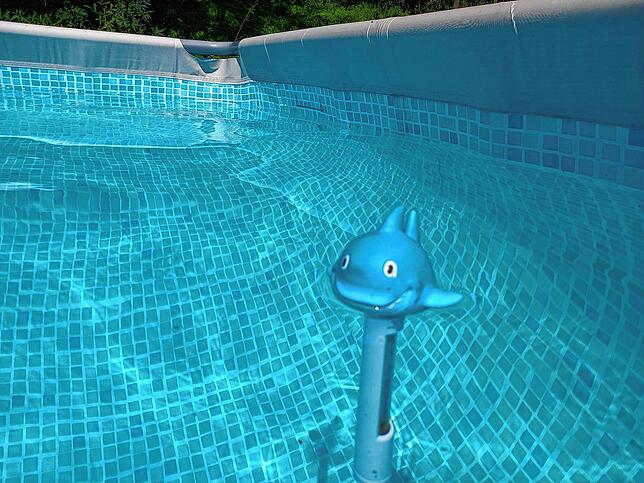 Wasser für den Gartenpool darf aus Bächen und Flüssen stammen. Allerdings muss er mit Eimer oder Gießkannen befüllt werden. Die ...