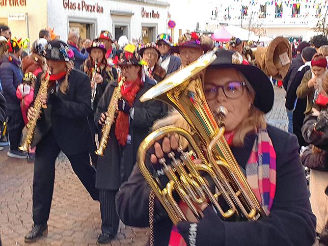 Bild 22: So bunt ist der Umzug beim großen Narrentreffen in Tiengen