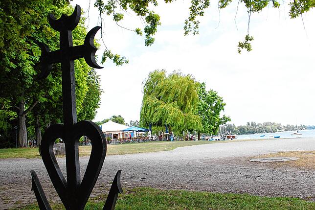 Am Konzertsegel bewirten am Hausherrenfest die vielen Mitglieder der Stadtkapelle.