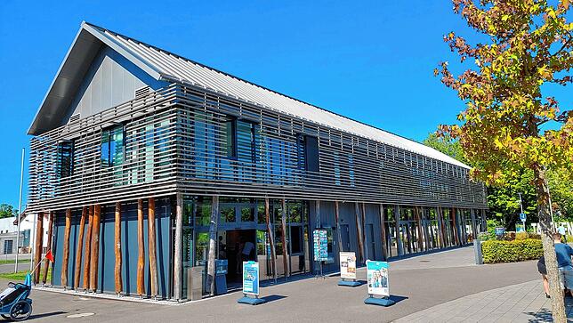 Das im November 2016 in Betrieb genommene Gebäude am Parkplatz zum See in Unteruhldingen beheimatet die Tourist-Information und den ...