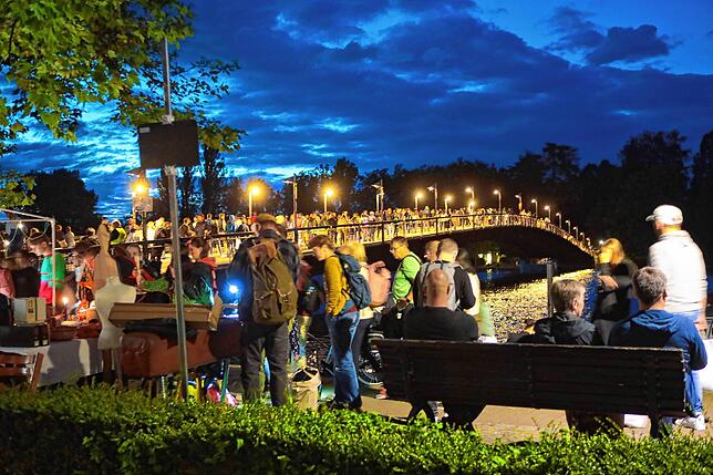 Die nächtliche Flohmarktstimmung, wie hier am Seerhein mit der beleuchteten Fahrradbrücke, ist ganz besonders.