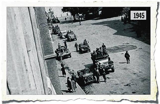 Französische Jeeps und Panzerspähwagen fahren am 26. April 1945 auf die Konstanzer Marktstätte. Das Foto schoss der damals 14-jährige ...