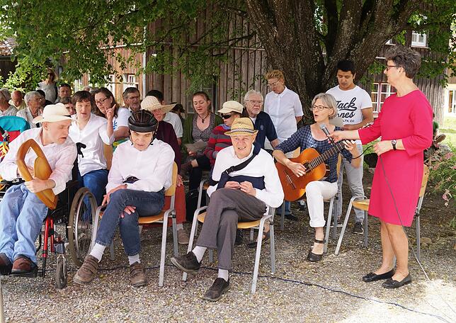Bevor die Hausgemeinschaft ihr neues Domizil in Augenschein nimmt, wird zusammen mit Heimleiterin Karin Kwiek (ganz rechts) gesungen.