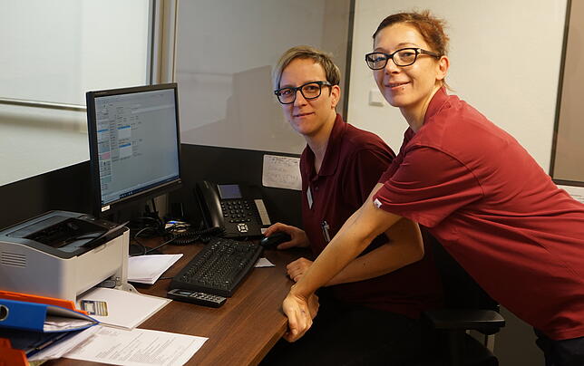 Steffi Kootz (links) und Silvia Maier sind begeistert von ihrem Beruf als Altenpflegerin.