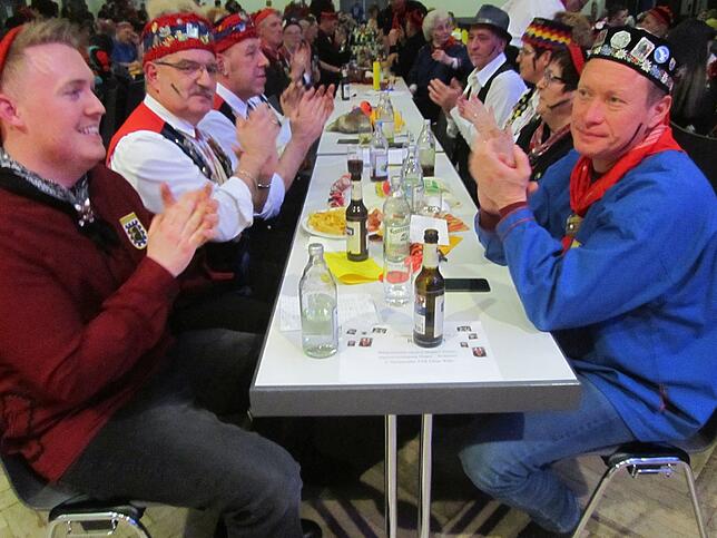 Teufelchef Julian Wüst, Landvogt Raily Mink und Bürgermeister Markus Hugger genießen den Jubiläumsabend der Zimmerer Teufel.