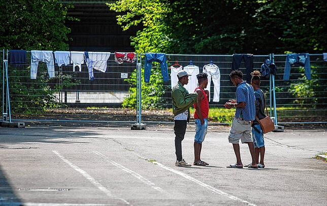 Eine Gruppe junger Flüchtlinge steht auf dem Gelände der Landeserstaufnahmeeinrichtung (LEA) in Sigmaringen. (Archivfoto)
