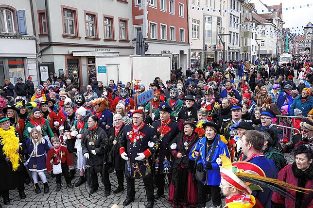Bild 4: Schlussappell der Katzenmusik am Latschariplatz