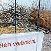 Der Bauzaun dient dem Schutz von Biber, seiner tierischen Luxusvilla mit Seezugang und als Vorsichtsmaßnahme, dass unachtsamen Menschen ...