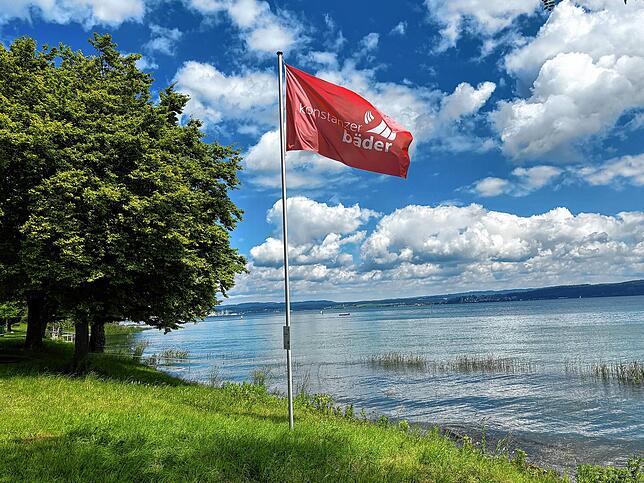 Die rote Flagge ist gehisst: Das bedeutet, dass kein Rettungsschwimmer vor Ort ist. Vom Baden wird ohnehin derzeit abgeraten.