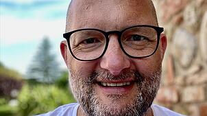 Jo Failer lebt seit eineinhalb Jahren mit der Diagnose Demenz. Er geht offen damit um und möchte anderen Menschen Mut zusprechen: ...