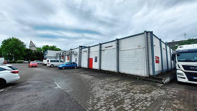 Dieser aus heutiger Sicht überdimensionierte Parkplatz, der viel Fläche verbraucht, wird künftig im Erdgeschoss unter dem hochgebockten ...