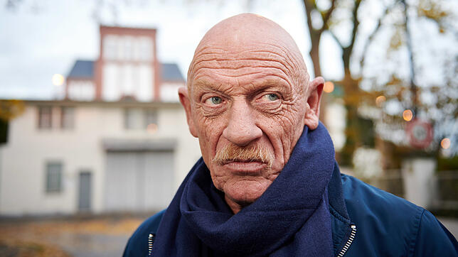 Gefängnisarzt und Schauspieler Joe Bausch vor seinem Arbeitsplatz, der Justizvollzugsanstalt Werl bei Dortmund. Er wohnt gleich wenige ...