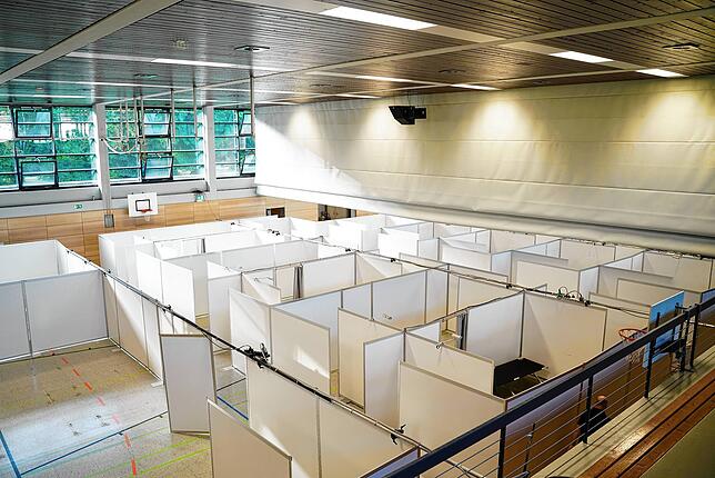 ...und hinter dem Vorhang, der die Halle in der Hälfte teilt.