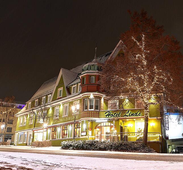 Das Hotel Linde mit festlicher Beleuchtung.