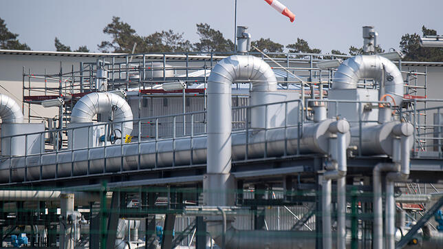 Die Ostseepipeline Nord Stream 1 und die Übernahmestation der Ferngasleitung OPAL, die die Ostsee-Pipeline an das deutsche Netz ...