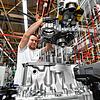 Ein Mitarbeiter montiert im ZF-Werk in Friedrichshafen ein Traxon-Getriebe. Im vergangenen Jahr wurde am Standort eine zweite ...