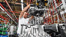 Ein Mitarbeiter montiert im ZF-Werk in Friedrichshafen ein Traxon-Getriebe. Im vergangenen Jahr wurde am Standort eine zweite ...