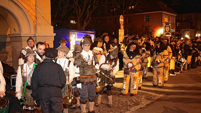 Bild 2: Auf dem Stephansplatz sprühen die Funken &ndash; hier endet die Konstanzer Fasnacht