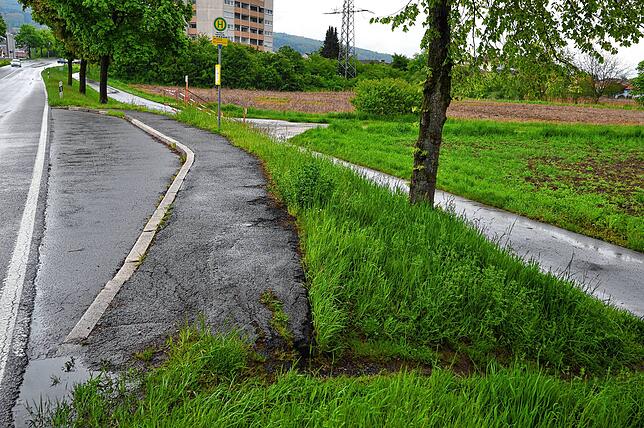 Links die Bushaltestelle an der Bundesstraße 33, rechts der landwirtschaftliche Weg.