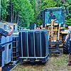 Millimeterarbeit leisten hier Bernd Höfler (links), Matthias Moosmann und David Moosmann (im Radlader), um das Bühnenequipment präzise ...
