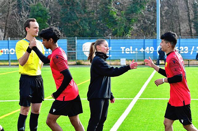 Man kennt sich: Die 14-jährige Samira Imeri spielt selbst bei den B-Juniorinnen des FSV Rheinfelden. Hier klatscht sie die Jungs ihres ...