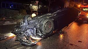 Am frühen Sonntagmorgen kam der Fahrer eines Personenwagens von der Fahrbahn ab und prallte mit voller Wucht gegen einen Gartenzaun.