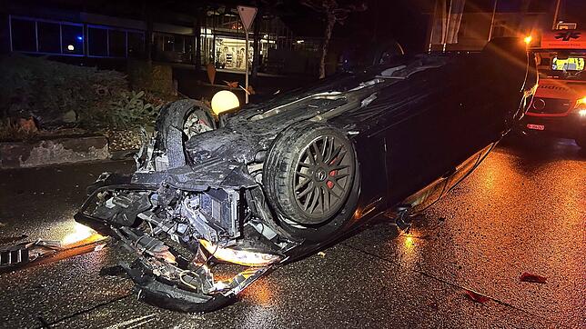 Am frühen Sonntagmorgen kam der Fahrer eines Personenwagens von der Fahrbahn ab und prallte mit voller Wucht gegen einen Gartenzaun.
