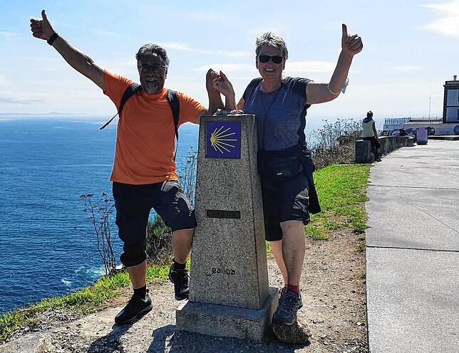 Die Eheleute Ulrike und Mario Castagna aus Gutenstein sind am Ziel des Camino Francés am „Ende der Welt“ am Cap Finisterre ...