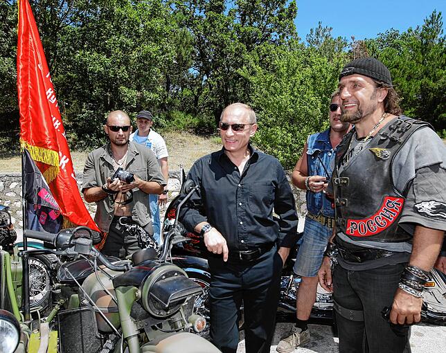 Wladimir Putin (Mitte), damals vorübergehend russischer Premierminister, bei einem internationalen Motorradtreffen auf der Krim mit ...