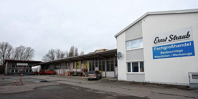 Diese alte Lagerhalle mit Büros wird als erstes abgerissen. An ihre Stelle tritt ein Klassenhaus mit Energie- und Technikzentrale.
