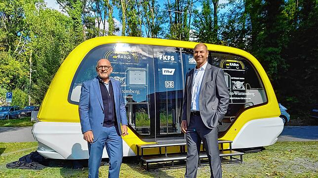 Winfried Hermann, baden-württembergischer Verkehrsminister (links), und Torsten Gollewski, Verantwortlicher für autonomes Fahren bei ...