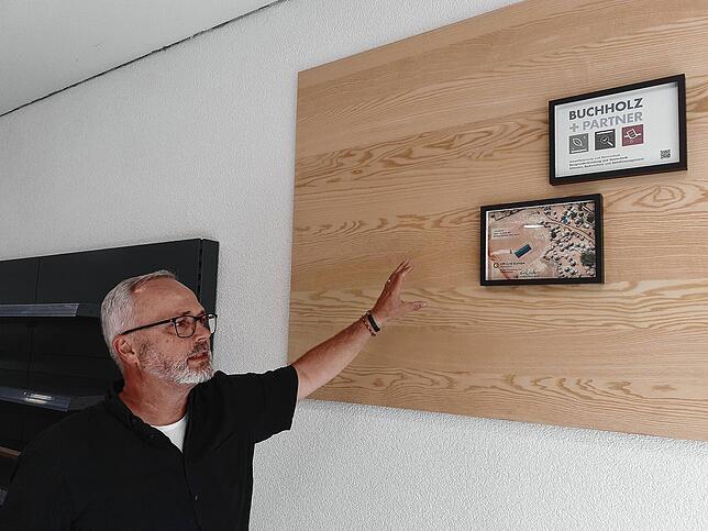 Holger Buchholz erläutert die Sponsoren-Tafel, auf der sich Spender im Laden präsentieren können.